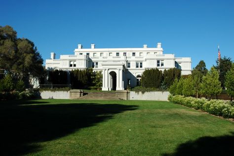 "Uplands II," the Charles Templeton Crocker Estate in Hillsborough, California. Designed by Willis Polk & Co. Today it is the permanent location of the Crystal Springs Upland School (a private college prep institution). Hillsborough California, American Mansions, Los Angeles Aesthetic, Mansion Exterior, Crystal Springs, American Architecture, Grand Homes, Classical Architecture, Mansion