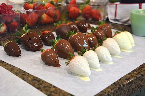 Dipping Strawberries In Chocolate, How To Dip Strawberries In Chocolate, Chocolate Covered Strawberries Recipe, Dipped Fruit, Food Valentines, Chocolate Covered Strawberry Recipe, Chocolate Covered Fruit, Dipped Strawberries, Chocolate Dipped Strawberries