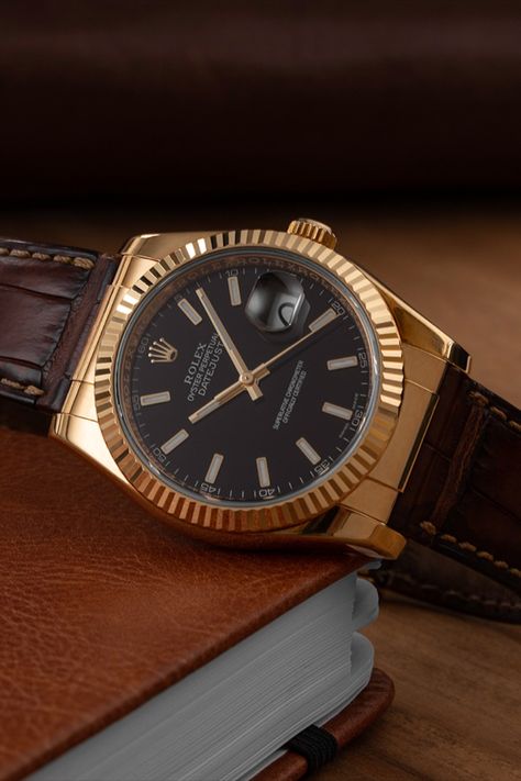 The Datejust is the epitome of classic elegance. With the Datejust (Ref. 116138), however, Rolex takes it one step further. With a 36 mm case in yellow gold, a fluted bezel and a sleek, simple dial, the 116138 reaches a whole new level of elegance with its sophisticated leather strap and folding clasp. Convince yourself of the advantages of this watch and feel pure luxury on your wrist. Rolex Leather Strap, Jewellery Men, Gold Rolex, Rolex Datejust, Classic Elegance, Vintage Watches, Omega Watch, Rolex, Leather Straps