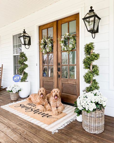 Easter House Decorations, Front Porch Flower Pots, Farmers Porch, Spring Front Porch Decor, Front Porch Plants, Easter Porch Decor, Front Porch Inspiration, Front Porch Flowers, Front Door Inspiration