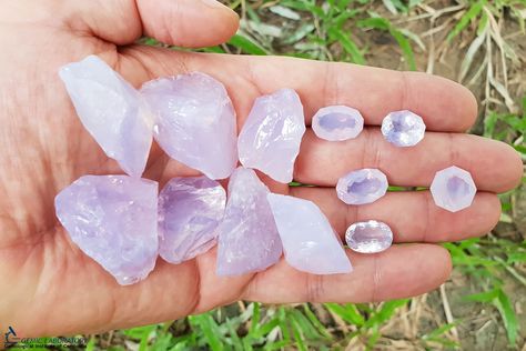 Lavender Rose Quartz, Rose Quartz Meaning, Lavender Moon, Moon Quartz, Lavender Quartz, Quartz Rock, Pinkish Purple, Spirit Quartz, Rare Stone