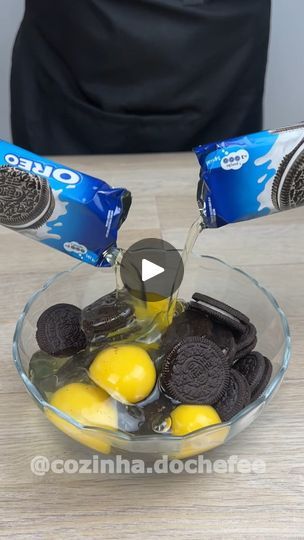 Mezclé huevos con galletas oreo y el resultado fue delicioso! | Mezclé huevos con galletas oreo y el resultado fue delicioso! | By Cocina del ChefFacebook Natural Recipes, Big Kiss, Amazing Cake, You Have No Idea, Dessert Ideas, Flan, A Bowl, Very Well, This Moment