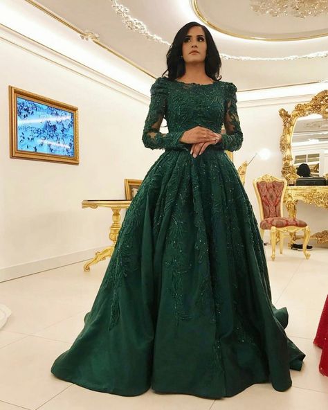 Dark Green Wedding Dress Long Sleeve, Nikah Dress Green, Trending Gowns 2024, Emerald Green Pakistani Bridal Dress, Emerald Green Prom Dress Modest, Afghan Green Dress, Nikkah Dress Afghan, Emerald Green Nikkah Dress, Green Nikkah Dress Afghan