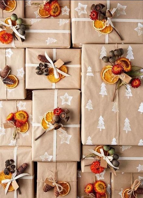 Brown Paper Bag Wrapping, Brown Paper Bag Christmas Wrapping, Thanksgiving Wrapping Ideas, Christmas Brown Paper Wrapping, Paper Bag Wrapping Ideas, Brown Wrapping Paper Ideas, Brown Paper Crafts, Christmas Packaging Ideas, Fried Flowers