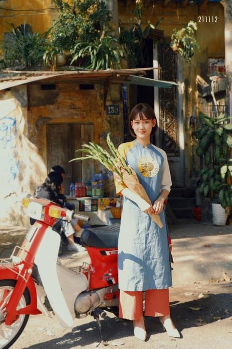 Vietnamese Street Fashion, Product Editorial, Vietnam Costume, Tet Holiday, Vietnam Fashion, Ao Dai Vietnam, Grad Photoshoot, Photoshoot Idea, Linen Fashion