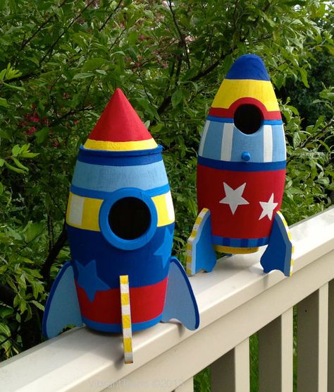 Paper Mache Rocket Ship, Ship Birdhouse, Roket Air, Rocket Ship Craft, Rocket Craft, Diy Rocket, Model Rocket, Space Birthday Party, Plastic Bottle Crafts