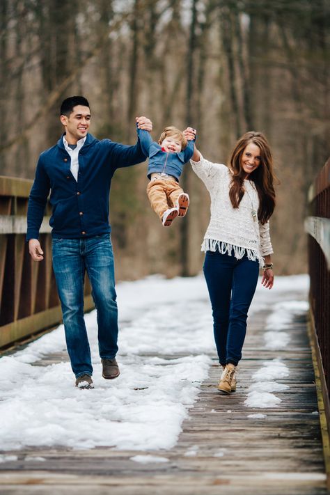 Image Small Family Photoshoot Ideas, Mom Dad And Son Pictures, Small Family Photoshoot, Photo Bb, Coordinated Outfits, طفلة حديثة الولادة, Winter Family Photos, Cute Family Photos, Family Photos With Baby