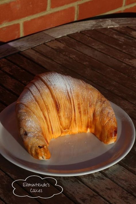 Mega croissant shaped cake based on Yolanda Gampp’s Mother’s day tutorial cake (with croissant, paint au chocolat, mug and fruit bowl) with a few progress shots Mug Shaped Cake, Yolanda Gampp, Dummy Cake, Buttercream Fondant, Fondant Tools, Cake Buttercream, Baking Inspiration, Shaped Cake, 3d Cakes