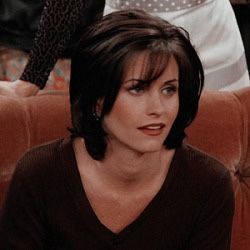 The Rachel Haircut Short, Monica Geller Hair, Friends Hairstyles, Monica Hairstyles, Rachel Green Hair, Monica Friends, Rachel Haircut, Monica Gellar, Ross Geller