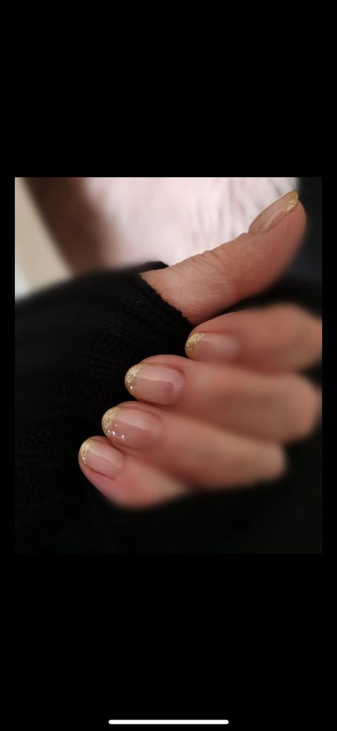 Golden Glitter Nail Art, Golden Sparkle Nails, Gold Confetti Nails, Reflective Gold Glitter Nails, Gold Nails Shimmer, Gold Glittery Nails, Glittery Nails, Nails