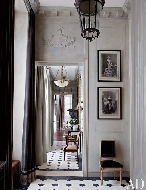 French charm and elegance by Jean-Louis Deniot in Paris Parisian Chic Interior Design, Parisian Chic Apartment, Parisian Chic Interior, Chic Apartment Decor, Parisian Decor, Parisian Interior, French Interior Design, Apartment Chic, Chic Interior Design