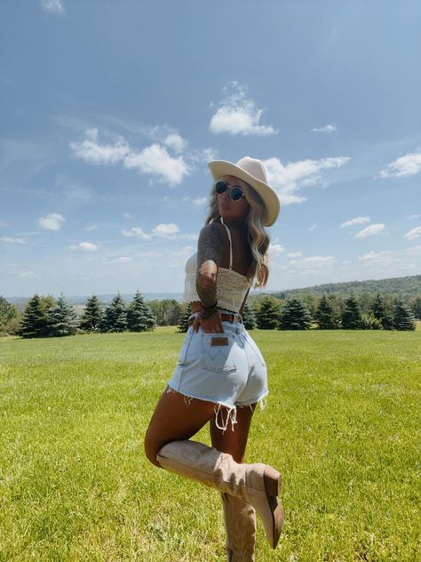 Poses With Cowboy Boots, Country Concert Poses Alone, Country Festival Pictures Ideas, Cowgirl Outfits Aesthetic, Cowgirl Poses, Country Thunder Outfits, Stampede Outfit, Foto Cowgirl, Western Fits