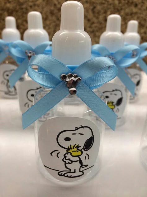 Snoopy Baby Shower Decorations, Snoopy Baby Shower Ideas, Snoopy Baby Shower Theme, Snoopy Baby Room, Charlie Brown Baby, Snoopy Baby Shower, Baby Shower Ideas Girl, Baby Bottle Favors, Puppy Baby Shower