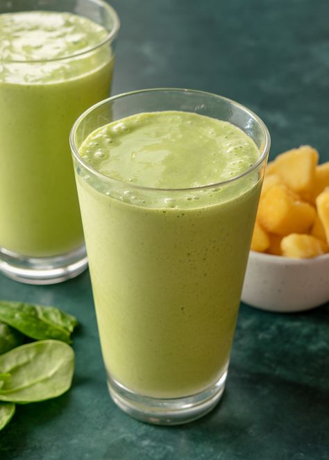 Green Smoothie Recipe (no bananas!) Green Smoothie No Banana, No Banana Smoothie, Vitamin C Smoothie, Smoothie No Banana, Smoothie With Spinach, Protein Smoothie Recipes Healthy, Bear Diet, High Protein Smoothie Recipes, Easy Green Smoothie Recipes