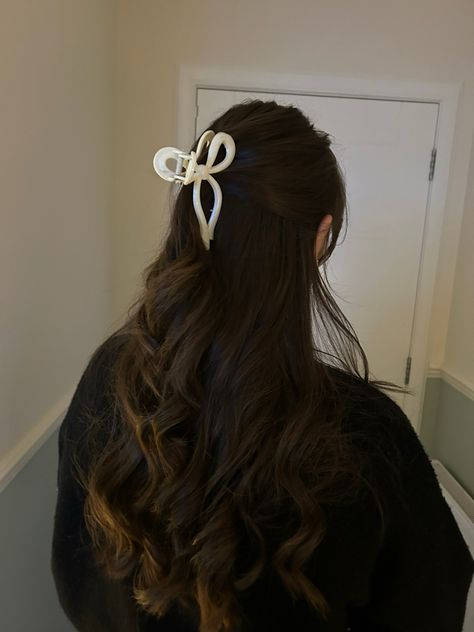 Hair Manifestation, Everskies Profile, Hairstyles For Layered Hair, Hair Accessories Collection, Clip Hairstyles, Vogue Beauty, Hair Accessories Clips, Half Up Half Down Hair, Claw Clips