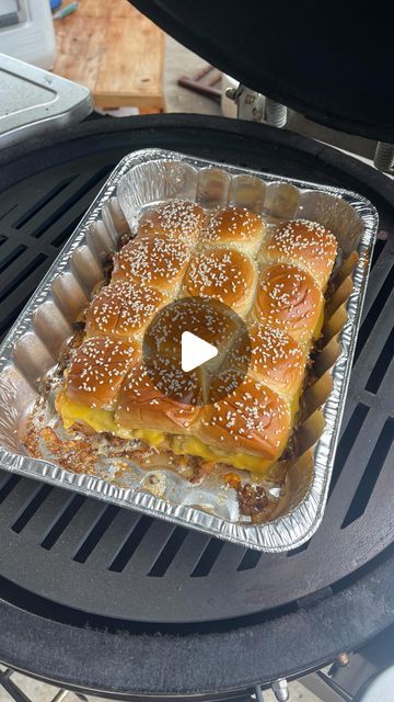 Smoked Slider Recipes, Slider Recipes Hamburger, Slider Side Dishes, Sliders Recipes Videos, Steak Sliders Hawaiian Rolls, Sliders Ground Beef, Burger Sliders Recipes Hawaiian Rolls, Cheeseburger Sliders Hawaiian Rolls, Hamburger Sliders Hawaiian Rolls