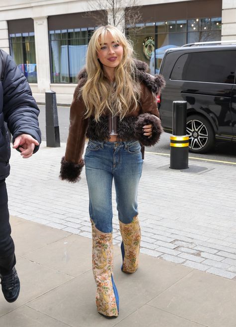 Sabrina Carpenter Street Style, Carpenter Outfits, Sabrina Carpenter Style, Sabrina Carpenter Outfits, New York Outfits, Girl Fashion Style, Patterned Jeans, Light Blue Jeans, Winter Fits