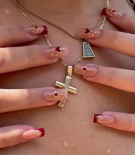 Natural Square Nails Design, Gold With Red Nails, Red Gold Nails Short, Red Nails Gold Design, Sagrado Corazon Nails, Creative Red Nails, Short Square Red Nail Designs, Red Square Nail Designs, Red And Gold Nails Square