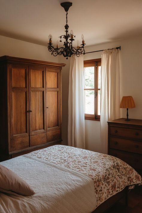 Get an old-school vintage farmhouse bedroom look with this tips guide. Old Farmhouse Master Bed, 1800 Farmhouse, Rustic Boho Bedroom, Vintage Farmhouse Bedroom, Square House, Vista House, Cottage Bed, Cottagecore Home, Bedroom Tips