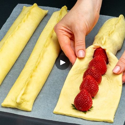 Puff Pastry Recipes With Strawberries, Valentine Pastries Ideas, Puff Pastry With Strawberries, Strawberry Puff Pastry Dessert, Christmas Dessert Fruit, Strawberry Puff Pastry Recipes, Strawberry Pastries, Biscuit Snacks, Sweet Puff Pastry Recipes