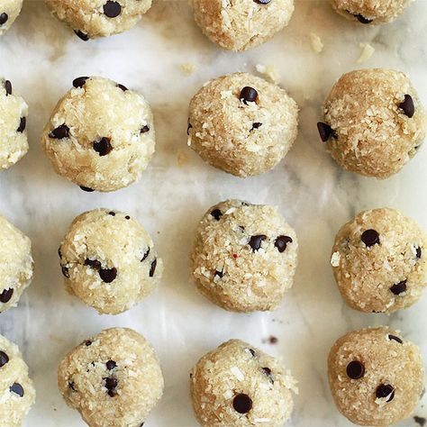 Chocolate Chip Cookie Dough Balls, Vegan Chocolate Chip Cookie Dough, Vegan Chocolate Cookies, Pizza Sugar Cookie, Protein Cookie Dough, Vegan Kids Recipes, Healthy Mummy, Chocolate Cookie Dough, Vegan Chocolate Chip Cookies