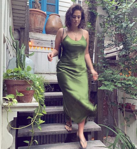 Midsize Slip Dress Outfit, Mid Size 90s Fashion, Mid Size Outfits, Slip Dress Outfit, Green Slip Dress, Mid Size Fashion, Ashley Graham, Curvy Dress, Curvy Girl Outfits