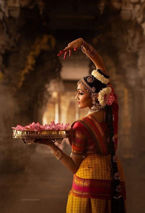 Devi Poses Bharatnatyam, Bharathanatyam Poses Photoshoot, Kathak Dance Photography, Bharatnatyam Painting, Bharatnatyam Poses For Photoshoot, Indian Classical Dance Aesthetic, Bharatanatyam Poses For Photoshoot, Bharatanatyam Photoshoot, Bharathanatyam Photography