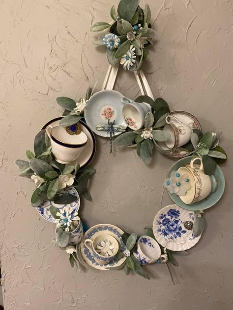 Plate Displays On Walls, Vintage Plate Wreath, Plate Wreath Ideas, Plate Wreaths, Homemade Door, Plate Wreath, Tea Crafts, Teacup Crafts, China Crafts