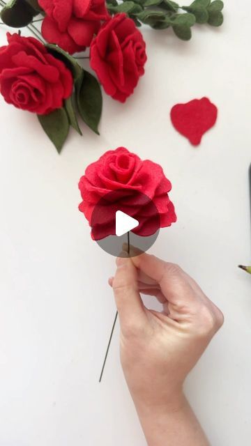 How To Make A Rose, Rose Petals Craft, Rose Petal Uses, Felt Rose, Flower Projects, Felt Flower Tutorial, Art Final, How To Make Rose, Felt Roses