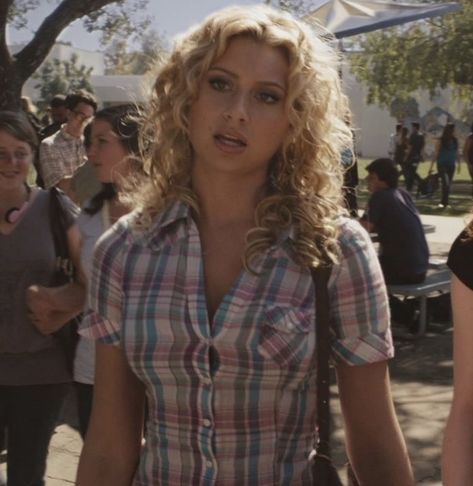 Easy A Film, Aly Michalka, Aly And Aj, Easy A, Curly Hair Inspiration, Blonde Bombshell, Hair Inspo, Pretty Outfits, Style Icons