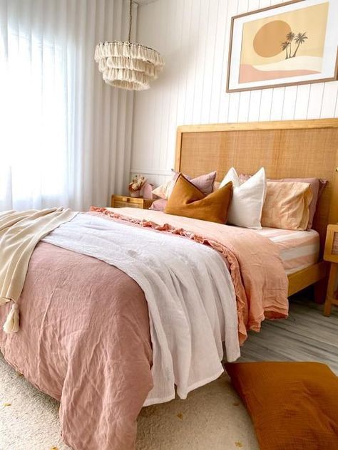 Coral And Tan Bedroom, Tumeric Bedroom Ideas, Clay And Pink Bedroom, Orange Pink Bedroom Ideas, Peach Bedding Bedroom Designs, Pink Boho Bedding, Orange Pink Beige Bedroom, Ascetic Room Ideas, Dusty Pink Boho Bedroom