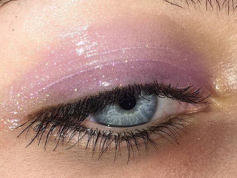 Pink Iridescent Eye Makeup, Pink Eyeshadow Aesthetic, Aesthetic Blue Eyeshadow, Frosted Eyeshadow 2000s, Early 2000s Blue Eyeshadow, Make Up Inspo, Soft Grunge, Pretty Eyes, Pink Lips