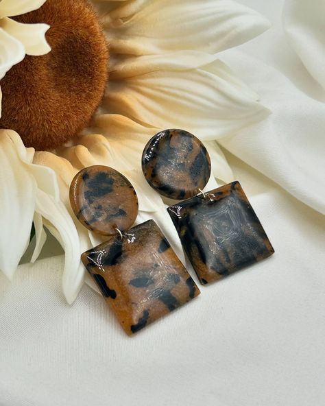 New Cositas are here! 🎉✨ These fall inspired designs are perfect for adding a pop of fun to your everyday style. From bold statement pieces to cute, subtle accents, there’s something for everyone. Swipe to see our latest creations and find your new favorite! 💕 Clay Fashion, Sun Photos, Tortoise Earrings, Translucent Clay, Shell Pattern, Black Clay, Everyday Chic, Earrings Polymer Clay, Earring Posts