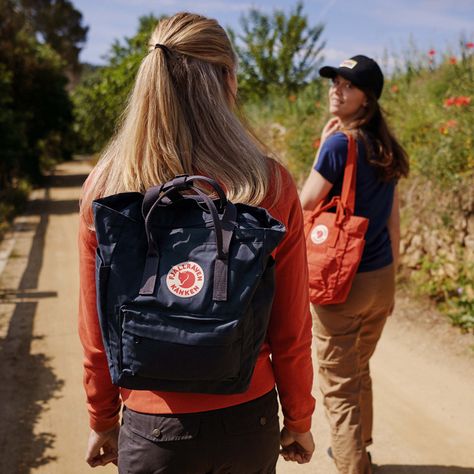 Kanken Totepack Outfit, Kanken Totepack Mini, Kanken Totepack, Inspire Outfits, Streetwear Basics, Inside My Bag, Classic Streetwear, School Tips, On Running