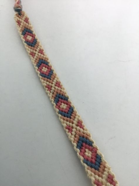 Bracelet Book Patterns, Alpha Bracelet, Cool Friendship Bracelets, String Bracelet Patterns, Artsy Ideas, Friendship Bracelet Patterns Easy, Cute Friendship Bracelets, Yarn Bracelets, Handmade Friendship Bracelets