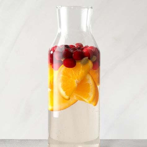 Cranberry, Orange and Cardamom Infused Water Lemon Infused Water, Flavored Water Recipes, Mint Water, Lemon Diet, Infused Water Recipes, Spa Water, Fat Foods, Vegetable Drinks, Raspberry Lemonade