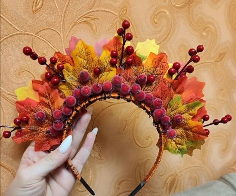 Carnaval Ideas, Fall Crown, Comfort Aesthetic, Fall Yard Decor, Yard Decor, Cute Hairstyles, Headpiece, Crafts For Kids, Embroidery