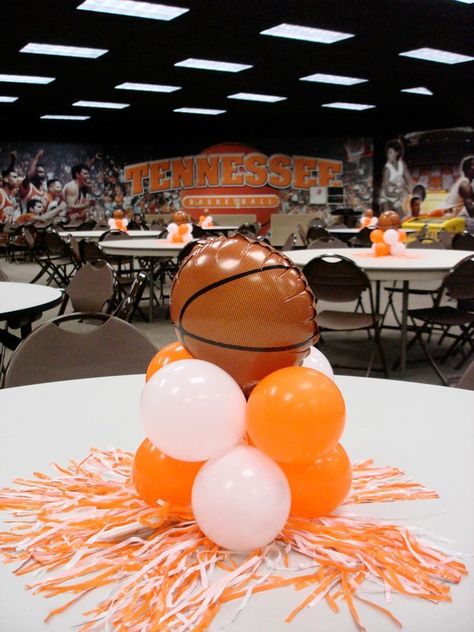 Basketball Decoration, Nba Party, Basketball Centerpieces, Sports Centerpieces, Soccer Banquet, Basketball Baby Shower, Banquet Centerpieces, Football Banquet, Team Dinner