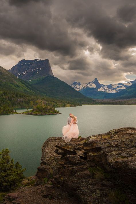 Adventure Bridal Photos in GNP | Montana Elopement Photography | MT Elopement Photographer | This couple had the best elopement outfits for their Glacier National Park elopement in Montana! Get the latest small wedding inspiration, small wedding decor, small wedding decorations, small wedding party ideas, & small wedding planning. For a romantic Montana elopement book Jill at jilljonesphotography.com! Small Wedding Party Ideas, Small Wedding Decorations, Small Wedding Planning, Country Wedding Pictures, Small Wedding Decor, Best Elopement Locations, Planning A Small Wedding, Small Wedding Party, Glacier National Park Elopement