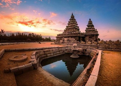 MahaBalipuram Shore Mandir, Tamil Nadu. A UNESCO World Heritage Site, built during the reign of the Pallava Dynasty. Pallava Architecture, Pallava Dynasty, Shore Temple, History Background, Marathi Calligraphy, Hindu Temples, Pondicherry, Hindu Temple, Beautiful Locations Nature