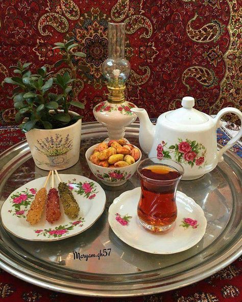 Traditional Persian afternoon tea Kurdish Tea, Nowruz Table, Persian Tea, Afghan Food Recipes, Iranian Food, Turkish Tea, Persian Culture, Moroccan Food, Persian Food