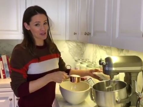 Jennifer Garner Whips Up Her 'Favorite' Granola Bars—and Gets a Sweet Birthday Message from Ina Garten jennifer-garner4 Nut Free Granola Bars, Best Granola Bars, Nut Free Granola, Sweet Birthday Messages, Healthier Sweets, Best Granola, Granola Recipe Bars, Granola Bar, Lunch Box Snacks