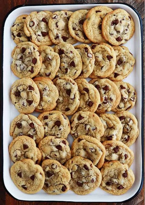 Recette des cookies moelleux américains (cookies aux pépites de chocolat) : étape par étape, conseils et astuces pour des cookies parfaits et inratables, plus des idées de variantes! Ces biscuits maison sont magnifiques pour le goûter et le petit déjeuner. Parfumés à la vanille, faciles et rapides! :) via @lacculinaire Flat Cookies, American Chocolate Chip Cookies, Cookie Healthy, Biscuits And Cookies, Cookie Parfait, Red Lobster Biscuits, Cookies Light, Recipe Cookies, Soft Cookies