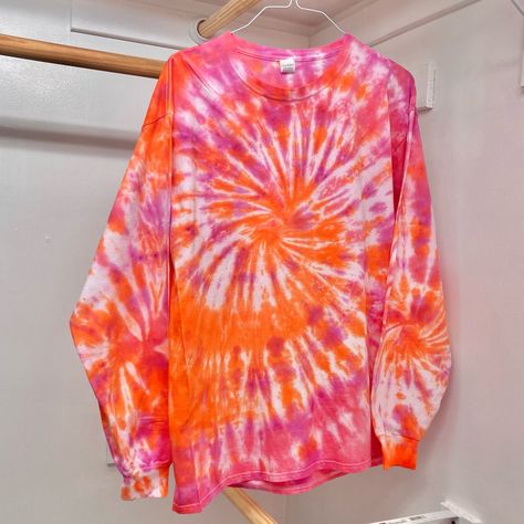 All Tie Dye Shirts Are Brand New, Made/Finished With Quality Fabric And Dye, And Are One Of A Kind! Spiral Of Fuchsia And Orange. Quadruple-Spiraled. Fruit Of The Loom Hd Cotton Top To Bottom: About 31.25” Pit To Pit: About 22.25” Max Sleeve Length: About 26” 100% Cotton All Measurements Are Taken Flat. Tie Dye School Spirit Shirts, Fun Tie Dye Patterns, Butterfly Tie Dye, Cute Tie Dye Shirts Ideas, Tie Dye Shirt Ideas, Tie Dye Color Combinations, Tye Dye Ideas, Tie Dye Aesthetic, Tie Dye Ideas