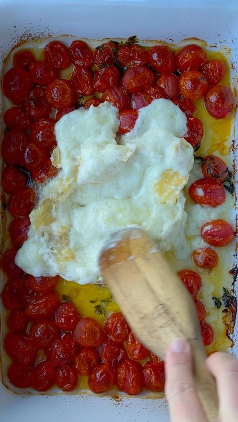 justataste on Instagram: Not a fan of feta? Baked Brie Pasta for the win! 🍝 This updated spin on the popular recipe stars ultra-creamy Brie, cherry tomatoes and… Brie Pasta, Pasta With Cherry Tomatoes, Creamy Brie, Baked Feta Pasta, Video Cooking, Yummy Pasta, Brie Recipes, Baked Feta, Feta Pasta