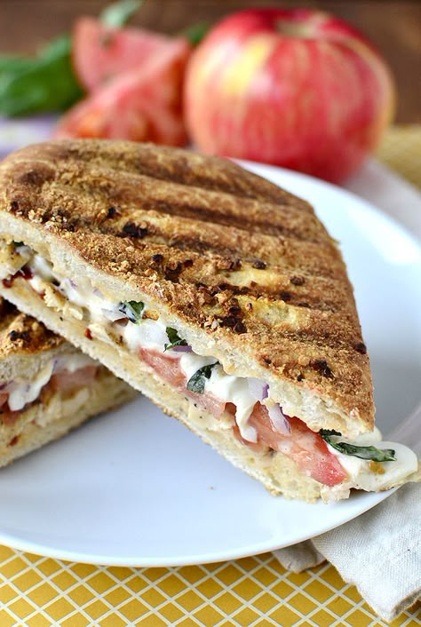 Copycat Panera Frontega Chicken Sandwich .Considering I will be living in an area without a Panera, this is a must have Mayo Pesto, Frontega Chicken Panini, Panini Press Recipes, Panera Recipes, Chicken Panini, Copycat Panera, Panini Recipes, Bread Dishes, Panini Sandwiches