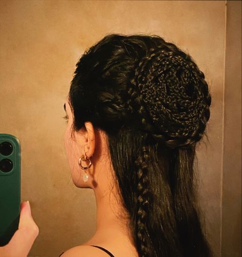 #braid #braids #braidstyles #braidedhair #hairnest #hairclips #pearl #pearlearrings #earrings Medieval Hairstyles Braids, Hair Aesthetic Braids, Greek Braids, Romani Braids, Medieval Inspired Fashion, Medieval Braids, Elf Braids, Ancient Hairstyles, Fantasy Braids