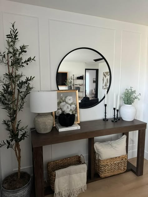 Decor By Front Door Inside, Entry Living Room Ideas, Large Mirror Entryway, Small Front Entryway Ideas, Small Area Ideas, Simple Modern Home Decor, Entrance Ideas Entryway, Entryway Inspo, Mirror Decor Living Room