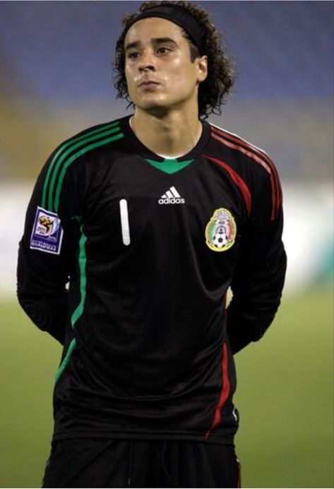 Mexican Soccer Players, Mexico Team, Memo Ochoa, Mexico National Team, History Games, Football Jersey Outfit, Soccer Boyfriend, Club America, Soccer Match