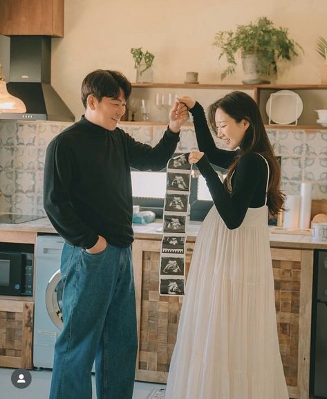 Korean Maternity Shoot, Bump Poses, Pregnant Portrait, Maternity Studio Photoshoot, Pregnancy Belly Photos, Cute Pregnancy Pictures, Maternity Photography Poses Couple, Maternity Photography Studio, Maternity Photography Poses Pregnancy Pics